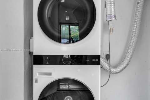 Casa en venta en Miami, Florida, 4 dormitorios, 198.81 m2 № 1971013 - foto 24