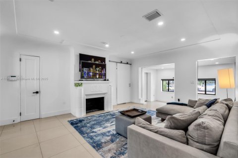 Casa en venta en Miami, Florida, 4 dormitorios, 198.81 m2 № 1971013 - foto 7