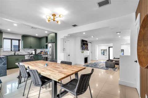 Casa en venta en Miami, Florida, 4 dormitorios, 198.81 m2 № 1971013 - foto 4
