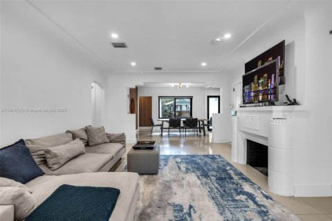 Casa en venta en Miami, Florida, 4 dormitorios, 198.81 m2 № 1971013 - foto 2