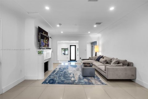 Casa en venta en Miami, Florida, 4 dormitorios, 198.81 m2 № 1971013 - foto 6