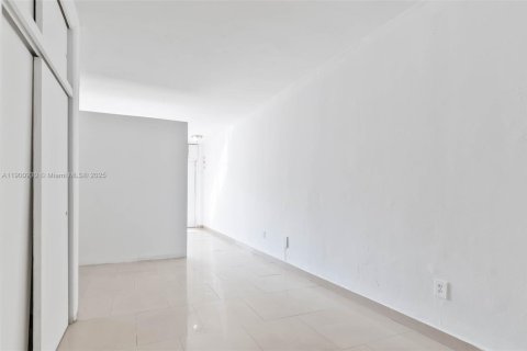 Снять в аренду квартиру в Майами-Бич, Флорида 41.81м2, № 1952205 - фото 6