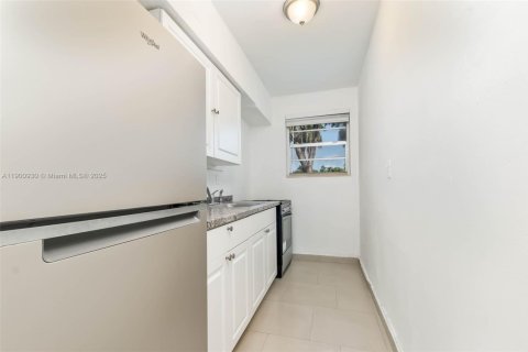 Снять в аренду квартиру в Майами-Бич, Флорида 41.81м2, № 1952205 - фото 7