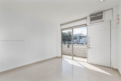 Снять в аренду квартиру в Майами-Бич, Флорида 41.81м2, № 1952205 - фото 3