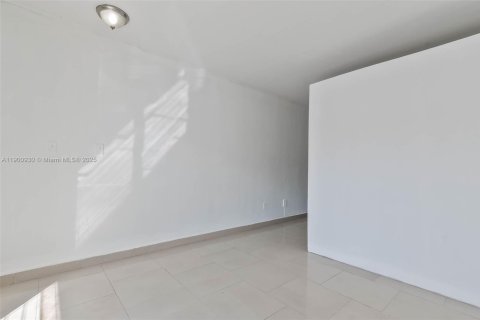 Снять в аренду квартиру в Майами-Бич, Флорида 41.81м2, № 1952205 - фото 4