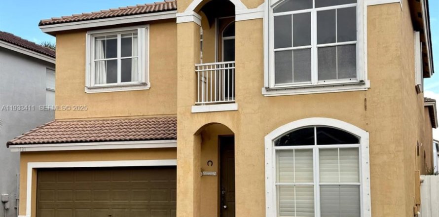 Casa en Hollywood, Florida 4 dormitorios, 234.58 m2 № 1991400