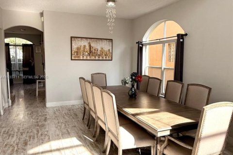 Casa en alquiler en Hollywood, Florida, 4 dormitorios, 234.58 m2 № 1991400 - foto 3