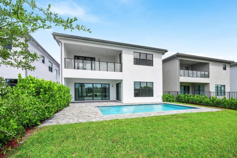House in Boca Raton, Florida 5 bedrooms, 342.53 sq.m. № 2401253 - photo 2