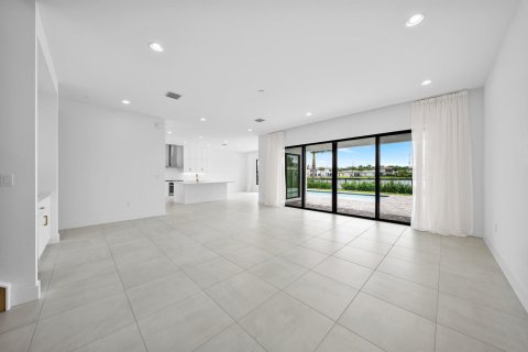 House in Boca Raton, Florida 5 bedrooms, 342.53 sq.m. № 2401253 - photo 5