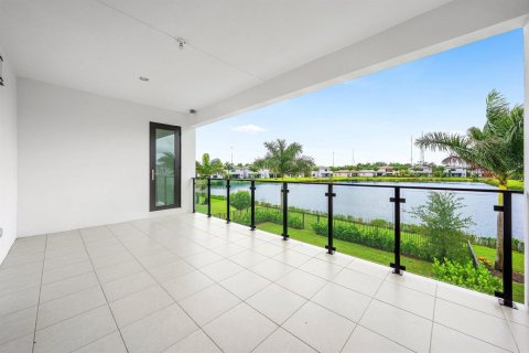 House in Boca Raton, Florida 5 bedrooms, 342.53 sq.m. № 2401253 - photo 17