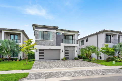 House in Boca Raton, Florida 5 bedrooms, 342.53 sq.m. № 2401253
