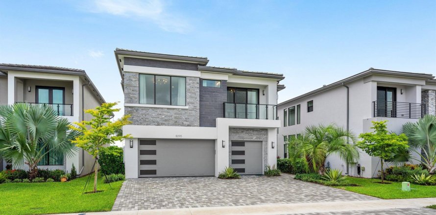House in Boca Raton, Florida 5 bedrooms, 342.53 sq.m. № 2401253