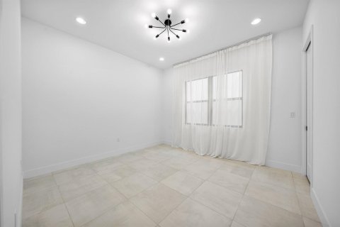 House in Boca Raton, Florida 5 bedrooms, 342.53 sq.m. № 2401253 - photo 11