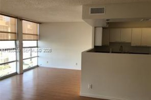 Copropriété à louer à Hallandale Beach, Floride: 2 chambres, 85.84 m2 № 1996036 - photo 3
