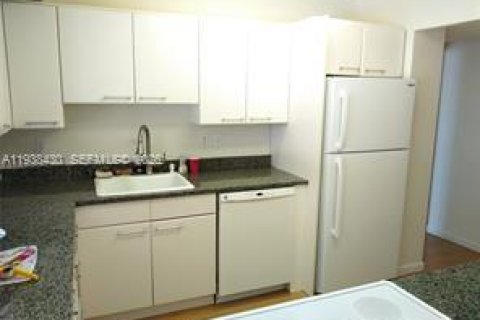Copropriété à louer à Hallandale Beach, Floride: 2 chambres, 85.84 m2 № 1996036 - photo 7