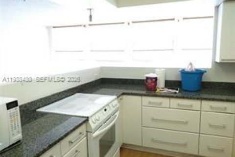 Condo in Hallandale Beach, Florida, 2 bedrooms  № 1996036