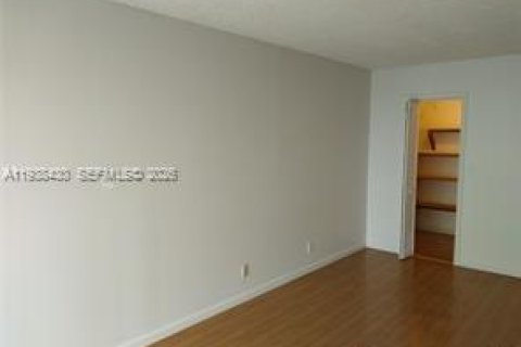 Copropriété à louer à Hallandale Beach, Floride: 2 chambres, 85.84 m2 № 1996036 - photo 5