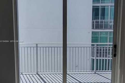 Condo in Miami, Florida, 1 bedroom  № 2001893 - photo 11