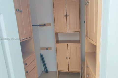 Condo in Miami, Florida, 1 bedroom  № 2001893 - photo 13