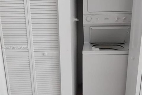 Condo in Miami, Florida, 1 bedroom  № 2001893 - photo 20