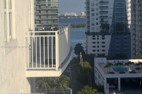 Condo in Miami, Florida, 1 bedroom  № 2001893 - photo 24