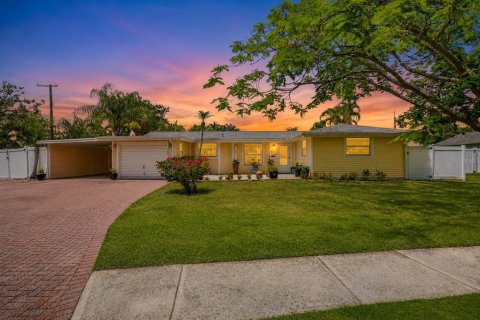 House in Bradenton, Florida 3 bedrooms, 153.38 sq.m. № 2218943