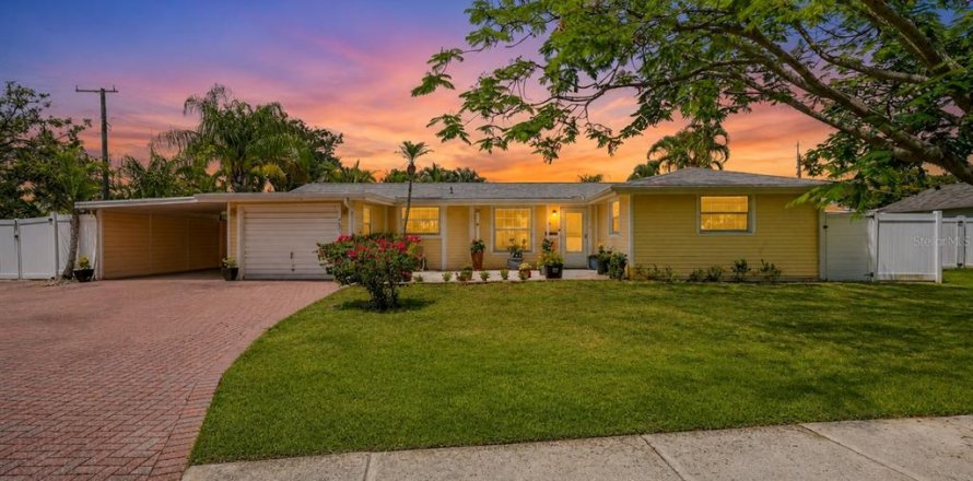 House in Bradenton, Florida 3 bedrooms, 153.38 sq.m. № 2218943