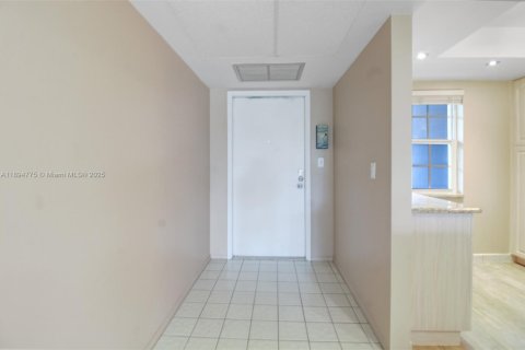 Condo in Pompano Beach, Florida, 2 bedrooms  № 2014217 - photo 5