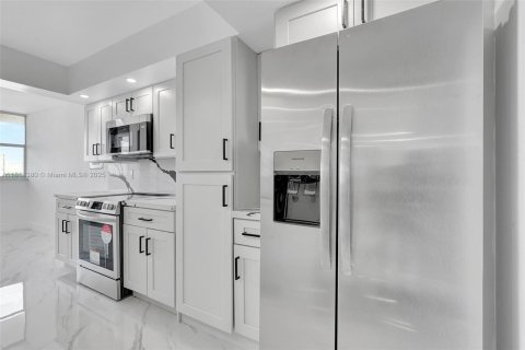 Copropriété à louer à Hallandale Beach, Floride: 2 chambres, 131.92 m2 № 1956746 - photo 12