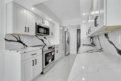 Copropriété à louer à Hallandale Beach, Floride: 2 chambres, 131.92 m2 № 1956746 - photo 7