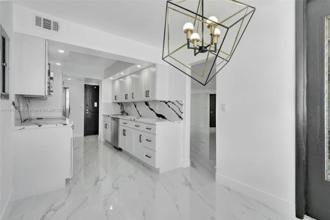 Copropriété à louer à Hallandale Beach, Floride: 2 chambres, 131.92 m2 № 1956746 - photo 16