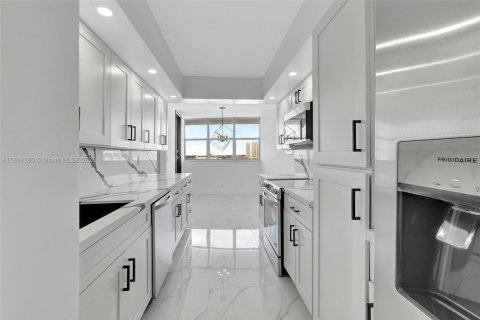 Copropriété à louer à Hallandale Beach, Floride: 2 chambres, 131.92 m2 № 1956746 - photo 6