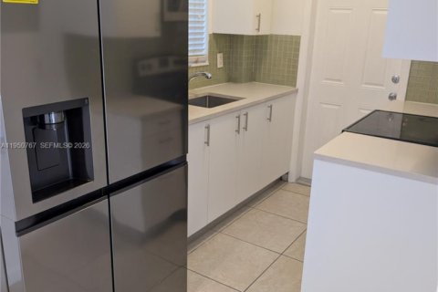 Apartamento en alquiler en North Miami, Florida, 2 dormitorios, 72.46 m2 № 2009399 - foto 3