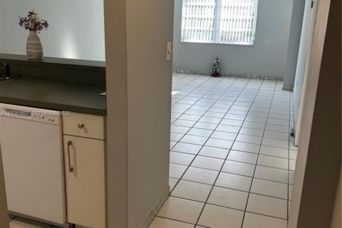 Снять в аренду кондоминиум в Норт-Майами, Флорида 1 спальня, 76.18м2, № 1990246 - фото 8