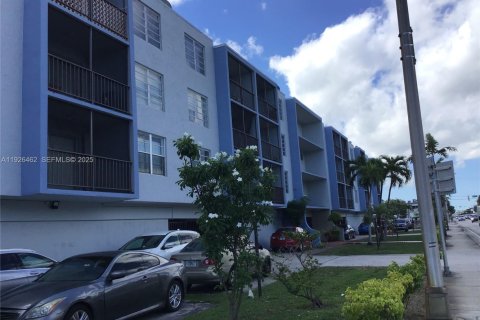 Снять в аренду кондоминиум в Норт-Майами, Флорида 1 спальня, 76.18м2, № 1990246 - фото 2