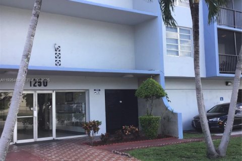 Снять в аренду кондоминиум в Норт-Майами, Флорида 1 спальня, 76.18м2, № 1990246 - фото 1