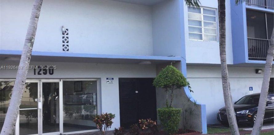 Кондоминиум с 1 спальней в Норт-Майами, Флорида № 1990246