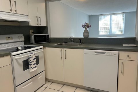 Снять в аренду кондоминиум в Норт-Майами, Флорида 1 спальня, 76.18м2, № 1990246 - фото 14