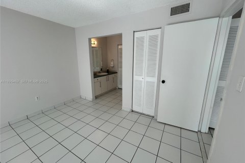 Снять в аренду кондоминиум в Норт-Майами, Флорида 1 спальня, 76.18м2, № 1990246 - фото 17