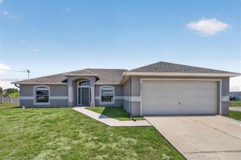 House in Cape Coral, Florida 4 bedrooms, 170.66 sq.m. № 2190457 - photo 4