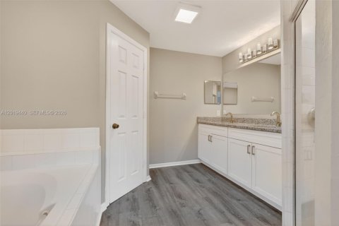 House in Cape Coral, Florida 4 bedrooms, 170.66 sq.m. № 2190457 - photo 25