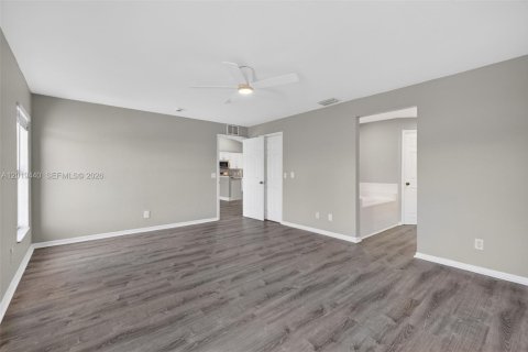 House in Cape Coral, Florida 4 bedrooms, 170.66 sq.m. № 2190457 - photo 19
