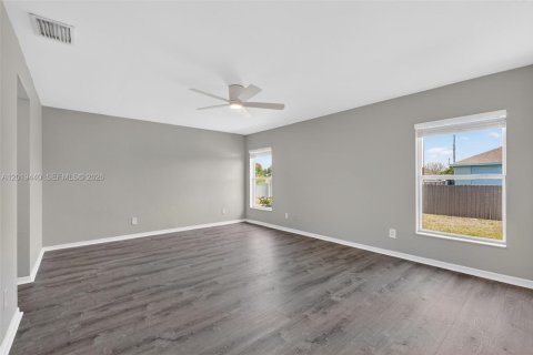 House in Cape Coral, Florida 4 bedrooms, 170.66 sq.m. № 2190457 - photo 18