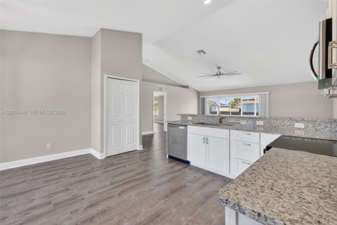 House in Cape Coral, Florida 4 bedrooms, 170.66 sq.m. № 2190457 - photo 11