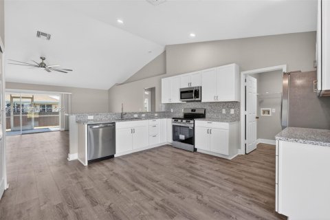 House in Cape Coral, Florida 4 bedrooms, 170.66 sq.m. № 2190457 - photo 8