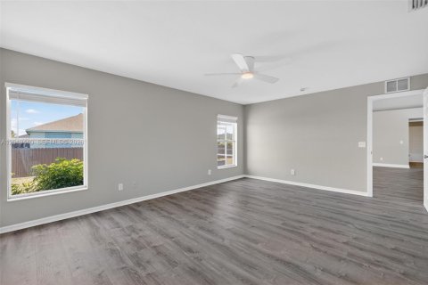House in Cape Coral, Florida 4 bedrooms, 170.66 sq.m. № 2190457 - photo 20