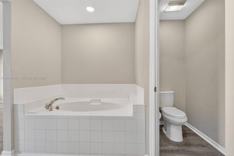 House in Cape Coral, Florida 4 bedrooms, 170.66 sq.m. № 2190457 - photo 26