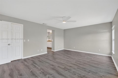 House in Cape Coral, Florida 4 bedrooms, 170.66 sq.m. № 2190457 - photo 17