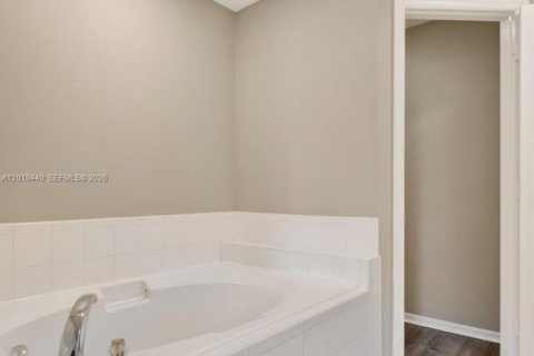 House in Cape Coral, Florida 4 bedrooms, 170.66 sq.m. № 2190457 - photo 28