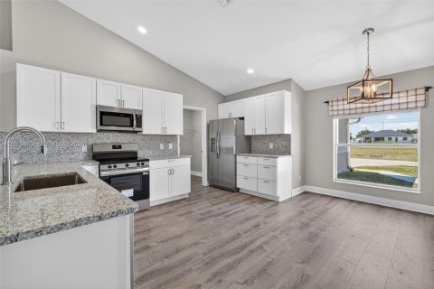 House in Cape Coral, Florida 4 bedrooms, 170.66 sq.m. № 2190457 - photo 2